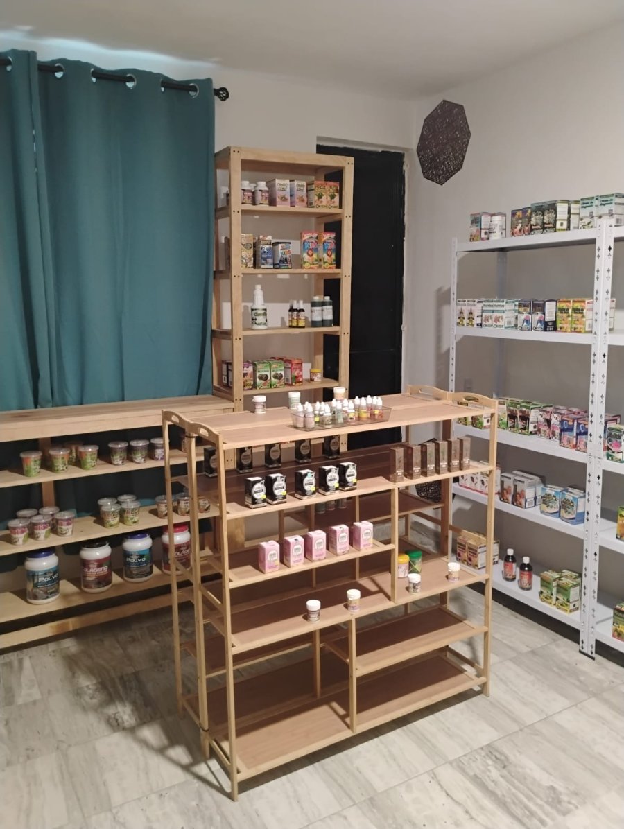 Interior de YÁH Naturismo, anaqueles y productos